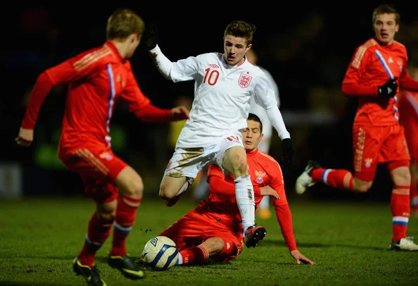 Widok z lotu ptaka na fale rozbijające się o brzeg.